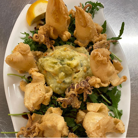 Frittierte Calamari auf Rucola mit Dip und Zitrone