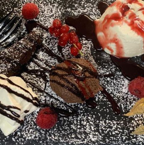 Hausgemachtes Dessert, liebevoll angerichtet