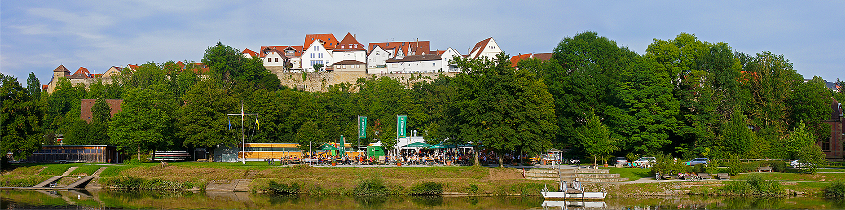 Blick über den Neckar auf den Biergarten des Bootshaus mit der Marbacher Altstadt im Hintergrund